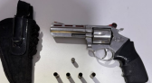 Polícia apreende revólver calibre .38 após denúncia de ameaça