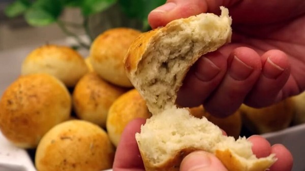 pãozinho de cebola de liquidificador é delicioso para o café