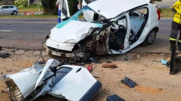 Motorista fica preso às ferragens de carro após acidente com caminhão em SC