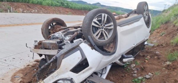 Motorista fica ferida após bater carro contra barranco e capotar no Oeste