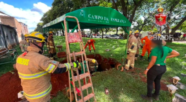 Terreno cede durante enterro e dez pessoas caem em cova