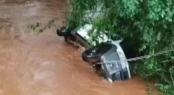 Caminhonete de empresa vai parar dentro de rio após cair de ponte