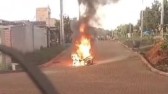 Moto pega fogo no meio da rua na Cohab Terra Nossa