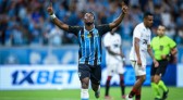 Grêmio vence o Vitória na Arena e sobe na tabela do Brasileirão