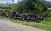 Caminhão carregado com alimentos sai da pista, tomba e colide em árvores na SC-155