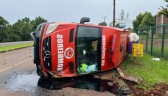 Acidente com ambulância tomba após colisão na BR-282