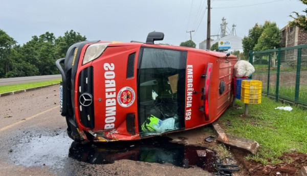 Acidente com ambulância tomba após colisão na BR-282