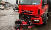 Dois homens ficam feridos em acidente entre moto e caminhão no Oeste de SC