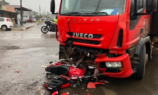 Dois homens ficam feridos em acidente entre moto e caminhão no Oeste de SC