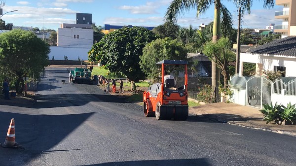 Recapeamento asfáltico na rua Dom Pedro I