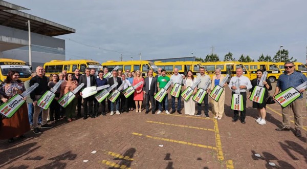 Governo de SC entrega 20 ônibus escolares e anuncia 100 novos veículos até 2026