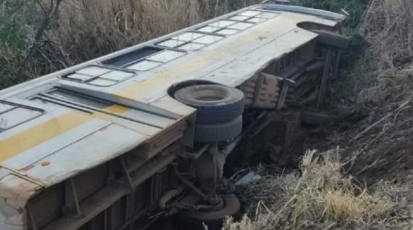 Ônibus com 25 crianças tomba na BR-277, no Paraná