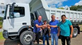 Município recebe novo caminhão caçamba para reforçar setor rodoviário