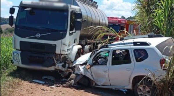 Colisão entre carro e caminhão deixa cinco pessoas da mesma família feridas