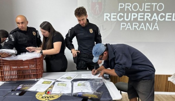 Polícia Civil recupera e devolve mais de 100 celulares roubados e furtados