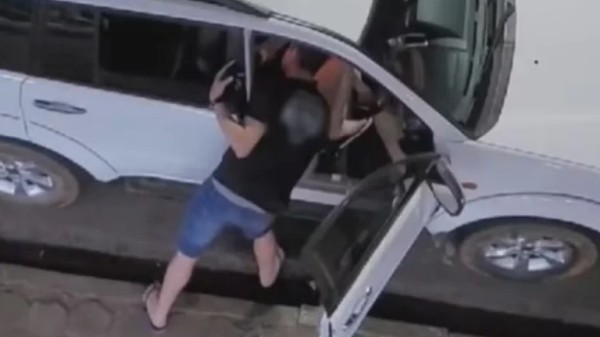 Policial Militar é filmado agredindo companheira e acaba preso