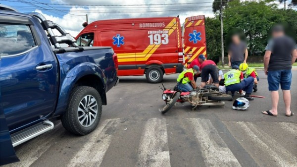Mulher fica gravemente ferida em colisão entre moto e caminhonete