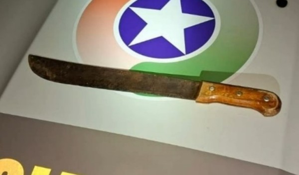 Homem embriagado com facão é abordado pela polícia em frente à escola