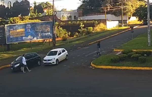 Homem rouba carro, bate em outro veículo, foge a pé e morre após confronto com a polícia no Paraná