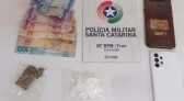 Após denúncia, dois homens são presos por tráfico de drogas