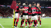 Flamengo vence Atlético-MG com gol no último lance e retoma liderança do Brasileirão