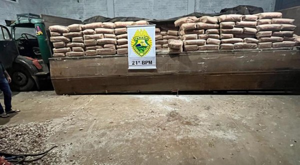 Grande quantidade de farinha e alho de origem Argentina são apreendidos em galpão pela Polícia Militar