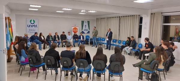 Unetri realiza roda de conversa entre acadêmicos e empresários