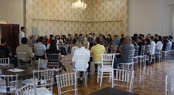 Jovens participam de roda de conversa com investidores do projeto Parceiro Anjo