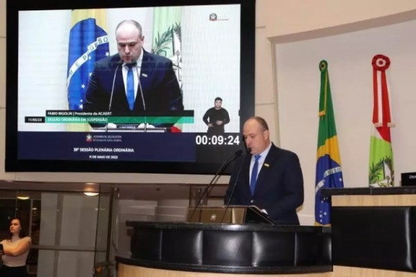 Presidente da Acaert destaca credibilidade do rádio e da TV no plenário da Alesc