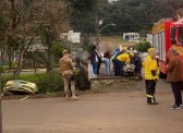 Carro desce barranco às margens do Rio Iracema após colisão com ônibus