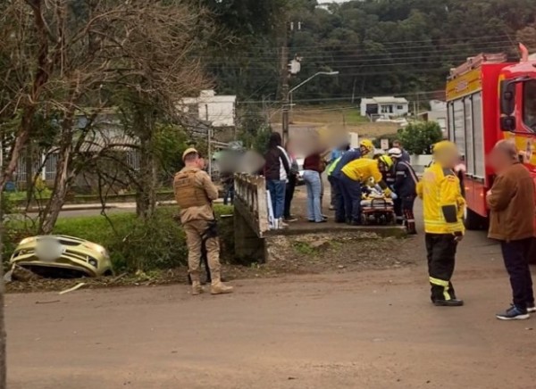 Carro desce barranco às margens do Rio Iracema após colisão com ônibus
