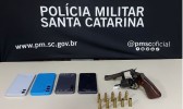 Sete pessoas em veículo são presas com arma de fogo após disparos em residência