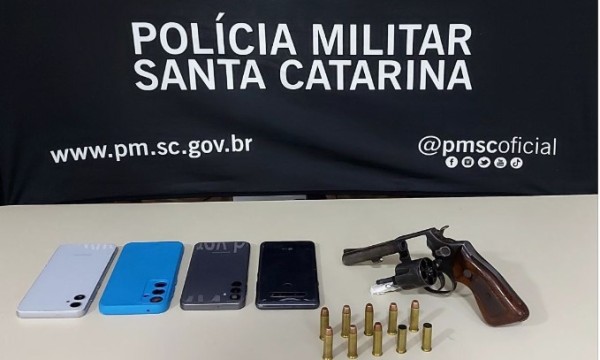 Sete pessoas em veículo são presas com arma de fogo após disparos em residência