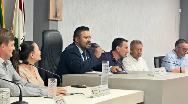 Everton Fragoso (Nego Carroceiro) é empossado como novo presidente da Câmara de Vereadores