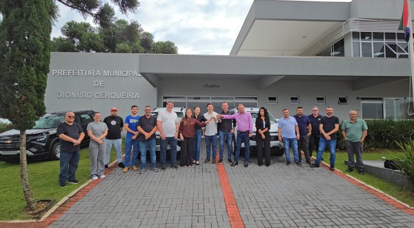 Secretaria de Saúde recebe dois veículos novos para transporte de pacientes