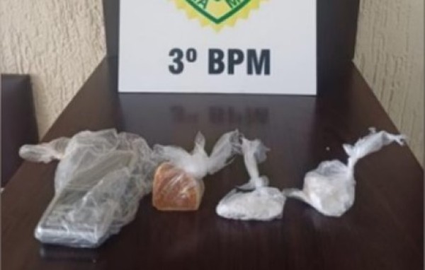 Moradora encontra sacola com droga em buraco no muro de sua residência