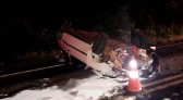 Veículo com placas de Curitibanos com vinho capota e passageiro morre