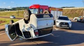 Carro capota após colisão no trevo de acesso ao município