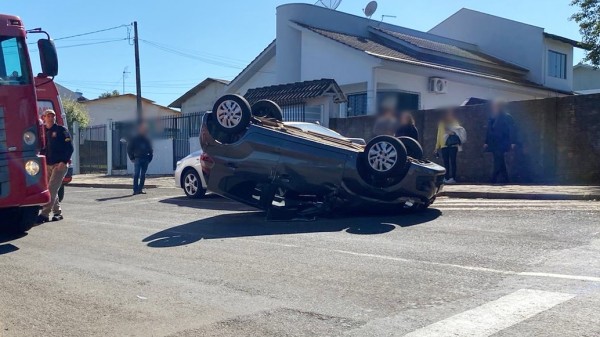 Capotamento é registrado no Bairro Alvorada