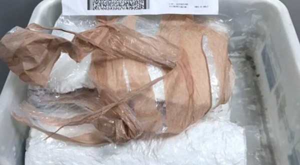PF prende casal em aeroporto do Paraná tentando levar drogas para Paris