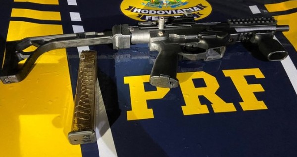 Adolescente é apreendido com submetralhadora artesanal na BR-101