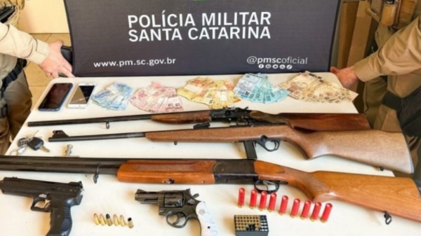 Após assalto em Quilombo, dupla é presa com armas e munições