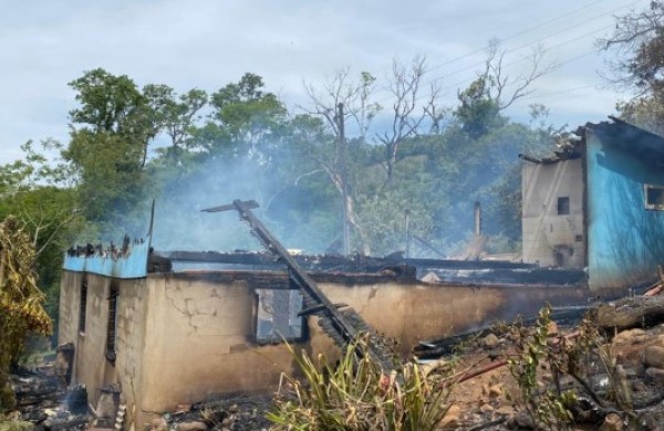 Incêndio destrói completamente residência no interior do município