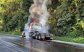 Caminhão é destruído por incêndio na BR-153