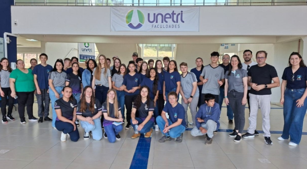 Estudantes da Escola Estadual Jacob Maran visitam a Unetri Faculdades 