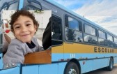 Criança de 10 anos morre atropelada por caminhão após descer de ônibus escolar