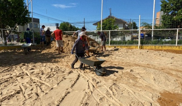 Substituição da areia na quadra da praça Dalilo Quintino Pereira garante mais conforto e melhor infraestrutura