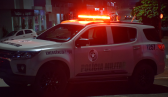 Homem tenta atropelar mulher e furta celular