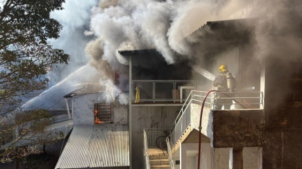 Incêndio em prédio mobiliza Bombeiros