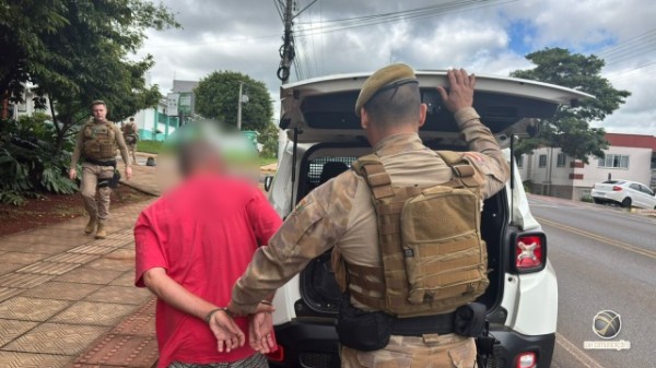 Procurado por furto é preso após tentar roubar roupas em loja no centro
